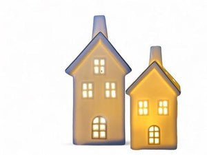 2 Huisjes keramiek groot en klein met schoorsteen en brandend lampje l