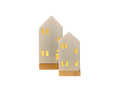 2 huisjes, groot en klein, van keramiek met houten voet en leslampje