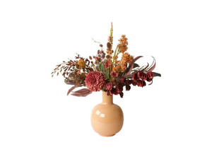 Kunstbloemen boeket bordeaux/ oranje is een zorgvuldig samengestelde kunstboeket en brengt een verfijnde combinatie van kleuren en texturen die perfect zijn voor elke professionele omgeving of interieur bestaande uit onder andere Sering, Allium, Magnolia en afgewerkt met bessen