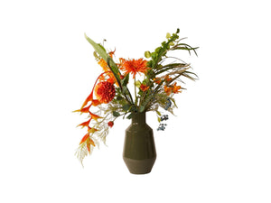 Boeket kunst bloemen op groene vaas in een oranje kleurstelling met groen blad met onder andere Tulp, dahlia en heliconia