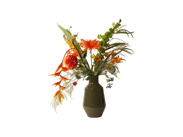 Boeket kunst bloemen op groene vaas in een oranje kleurstelling met groen blad met onder andere Tulp, dahlia en heliconia
