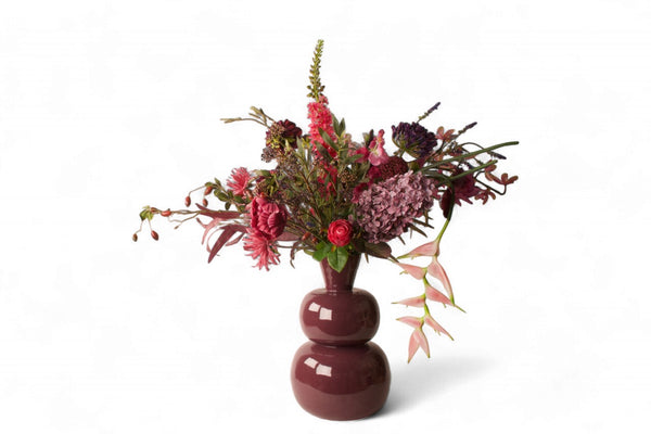kunstboeket van kunstbloemen in blauw lila en roze  op een rode metalen vaas - Winq