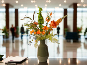 kunstbloemen Boeket op een groene metalen vaas op de balie van zakelijk hotel. -WinQ