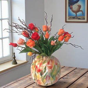 Boeket kunsttulpen in diverse soorten en maten in rood rood oranje en roze 21stuks gebonden met takken op een metalen vaas met tulpenprint in een sfeerfoto - WinQ