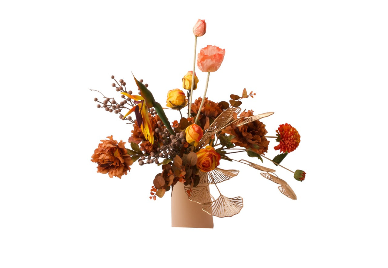detail van eenGebonden VeldBoeket kunstbloemen in Herfstkleuren compleet met vaas