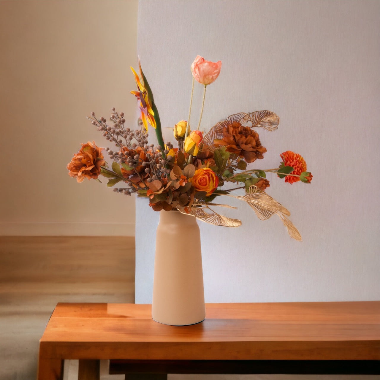 Gebonden VeldBoeket kunstbloemen in Herfstkleuren compleet met vaas op een houten tafel voor een muur