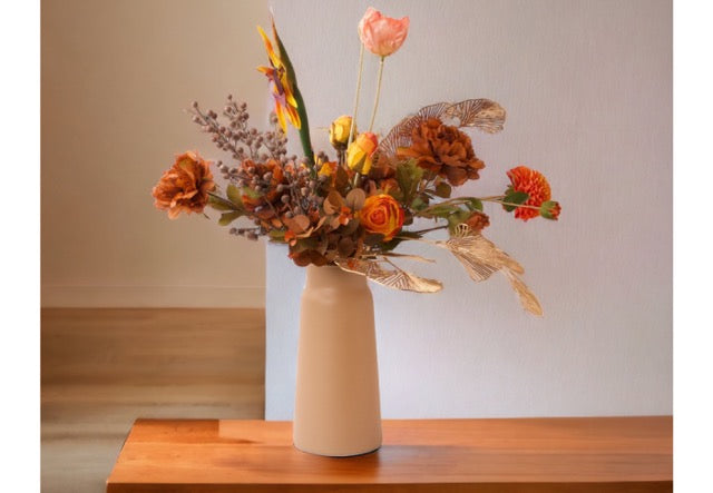 Gebonden VeldBoeket kunstbloemen in Herfstkleuren compleet met beige glasvaas