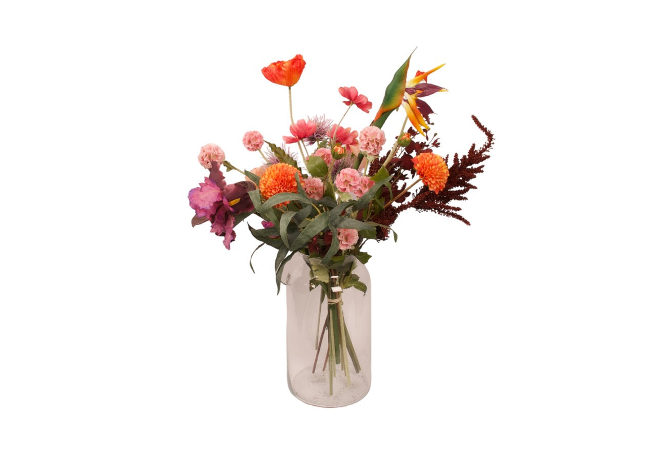 Boeket kunstbloemen op vaas in diverse rood/paars/oranje kleuren met groene accenten. veldboeket heeft een hoogte van 70cm met een zij aanzicht