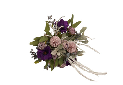 kort gebonden boeket met kunstbloemen liggend gepresenteerd . met dahlia in paars en lila en groen accenten