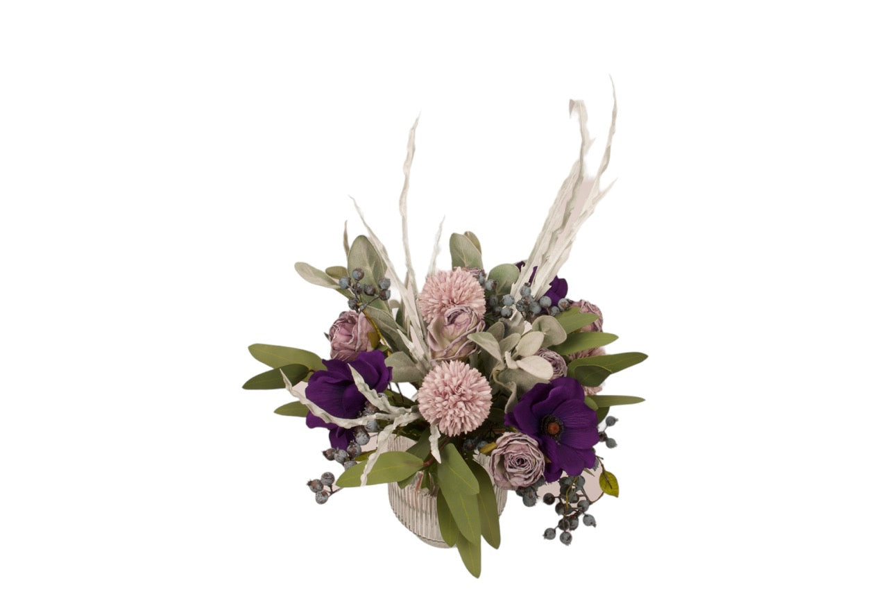 kort gebonden boeket met kunstbloemen op een glasvaas . met dahlia in paars en lila en groen accenten
