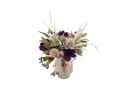 kort gebonden boeket met kunstbloemen op een glasvaas . met dahlia in paars en lila en groen accenten