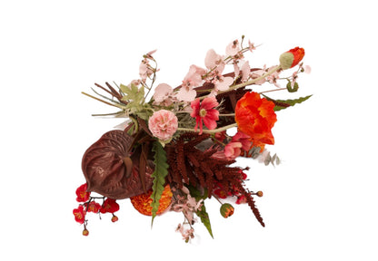 boeket zijden kunstbloemen met diverse soorten dahlia , papaver, anthurium en groen  in rood  en oranje