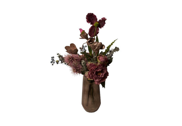 Luxe gebonden veldboeket op een glas vaas in diverse aarstinten met Iris, magnolia en pioen 