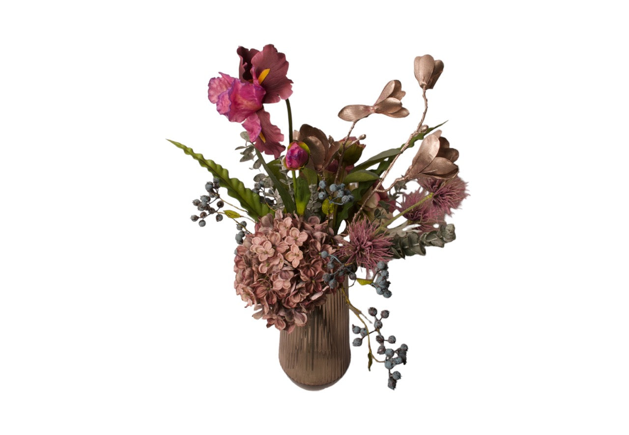 Luxe gebonden veldboeket op een glas vaas in diversep aarstinten met Iris, magnolia en pioen 