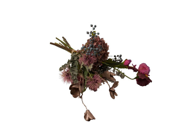 Luxe gebonden veldboeket in diverse paarstinten met Iris, magnolia en pioen  liggend gepresenteerd
