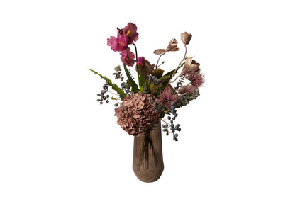 Luxe gebonden veldboeket op een glas vaas in diverse aarstinten met Iris, magnolia en pioen 