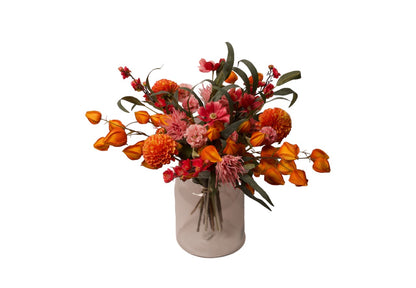Gebonden nepbloemen boeket in oranje roze kleurencombinatie met onder andere lampion, dahlia en kersenbloesem gepresenteerd op een glasvaas hoogte van het boeket is 70cm