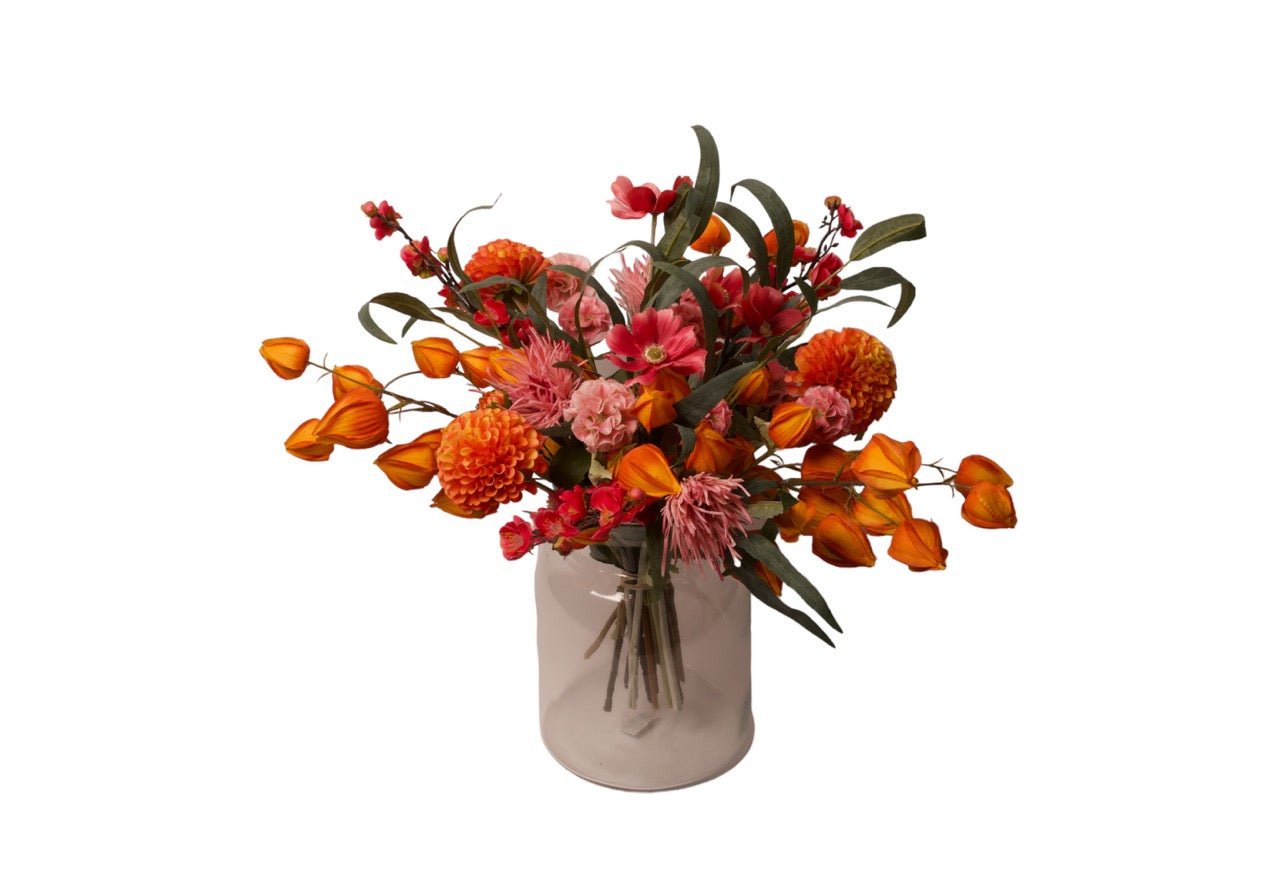 Gebonden nepbloemen boeket in oranje roze kleurencombinatie met onder andere lampion, dahlia en kersenbloesem gepresenteerd op een glasvaas hoogte van het boeket is 70cm