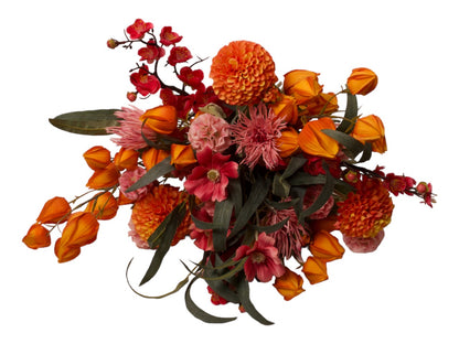 Gebonden nepbloemen boeket in oranje roze kleurencombinatie met onder andere lampion, dahlia en kersenbloesem liggend gepresenteerd hoogte van het boeket is 70cm