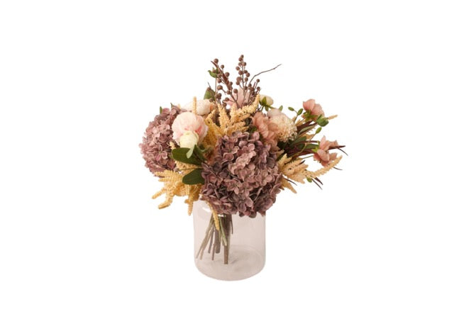 Kunstbloemen boeket op een glasvaas met malva ranonkel en hortensial