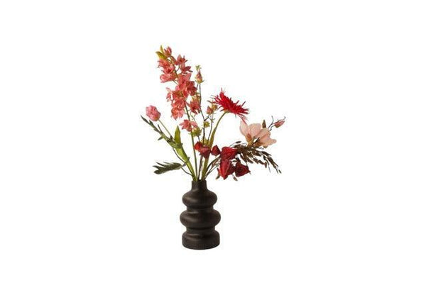 Boeket voorjaar kunstbloemen in rood/ roze combinatie met onder andere magnolia, tulpen en cymbidium geheel afgewerkt met groen