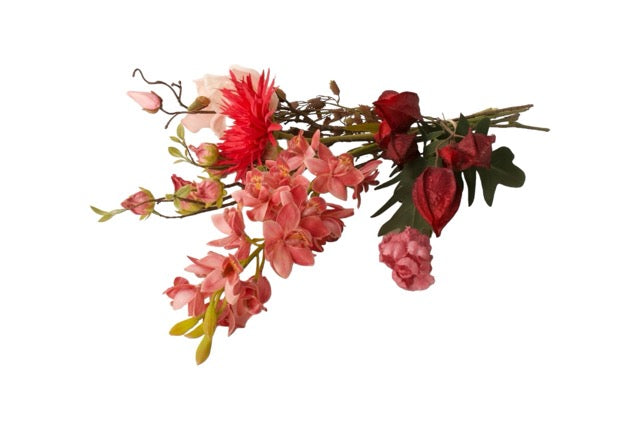 Boeket voorjaar kunstbloemen in rood/ roze combinatie met onder andere magnolia, tulpen en cymbidium 