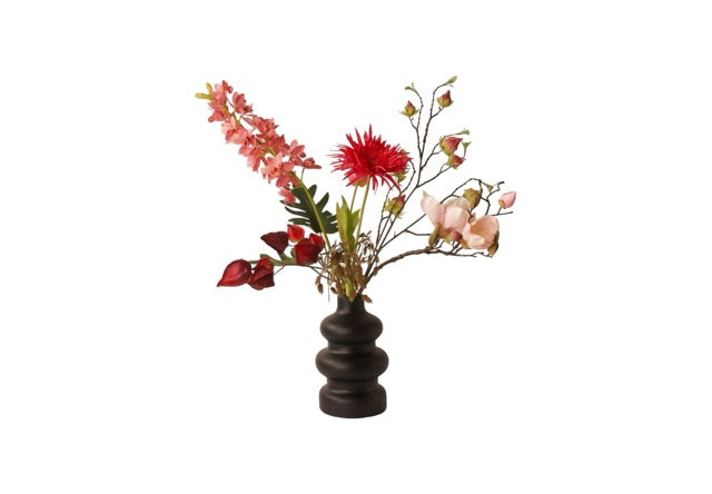 Boeket voorjaar kunstbloemen in rood/ roze combinatie met onder andere magnolia, tulpen en cymbidium compleet met een keramieken vaas in de kleur zwart