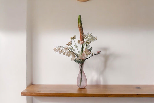 Plukboeket van Kunstbloemen zacht Roze.Physalis wit Magnolia zacht roze Eremures zacht roze Nerine wit Fluitekruid Roze Eucalyptus frosted op een houttafel voor een lichte muur