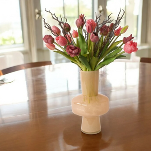 boeket van tulpen en parkiettulpen in de kleuren mauve en Fuchsia gebonden met twijgen in een beige kleurige glasvaas op een gladde houten tafel - WinQ