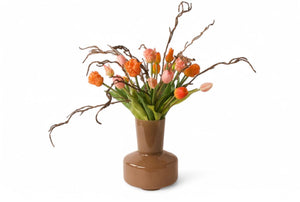Boeket tulpen in roze en oranje met twijgen op een glasvaas - WinQ