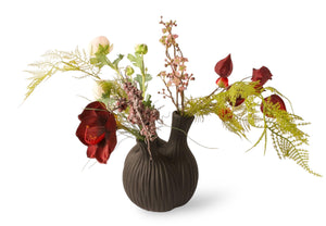 Tulpenvaas in zwart met rode roze en groene kunstbloemen 