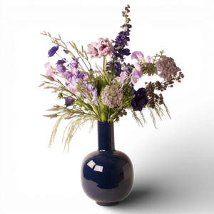 Kunstbloemen boeket voor binnen in de kleuren blauw en paars met annemoon tulp, delphinium op blauwe vaas - WinQ