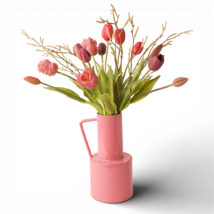 Productfoto van een boeket bestaan de uit tulpen en parkiettulpen gebonden met salix op een zacht roze metalen vaas met handvat - WinQ