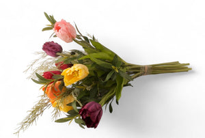 10 stuks kunsttulpen van 60cm in oranje, rood, roze, geel en paars gebonden met groen van gras en olijftakken-WinQ