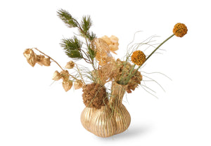 Gouden tulpenvaas met zijden bloemen in de kleuren oker en goud