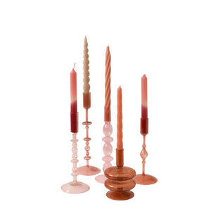 verschillende glaskandelaren in diverse soorten en kleuren met bijpassende dinerkaarsen 