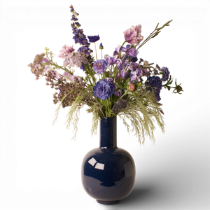 Kunstbloemen boeket voor binnen in de kleuren blauw en paars met annemoon tulp, delphinium op zwarte vaas - WinQ