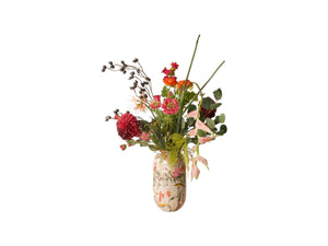 Op een metalen vaas met bloemmotief gepresenteerd kunstbloemen boeket in diverse roze tinten afgewerkt met groen en compleet gebonden