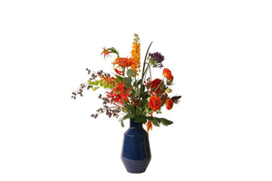 plukboeket met kunstbloemen in een arrangement van rood en oranje met diverse bloemen waaronder diverse bossoorten en molucella gebonden to een boeket  van 70cm hoog