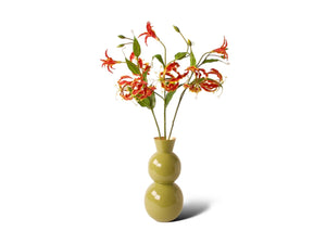 Gloriosa kunstbloemen op groene vaas