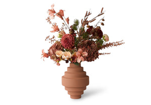 Kunstboeket bloemen op een roze vaas met diverse bloemen waaronder dahlia Sering en magnolia