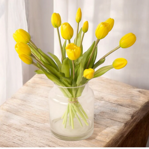15 gele kunst tulpen op een glasvaas op een houten tafel - WinQ
