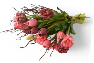 liggend detail van kunstboeket van kunsttulpen en parkiettulpen in de kleuren mauve en Fuchsia gebonden met twijgen in een beige kleurige glasvaas- WinQ