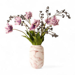 Boeket kunsttulpen op vaas in de kleur lila gebonden met blauwe bessen met een metalen vaas met rode marmer look - WinQ