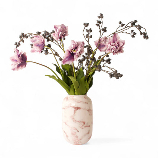 Boeket kunsttulpen op vaas in de kleur lila gebonden met blauwe bessen met een metalen vaas met rode marmer look - WinQ