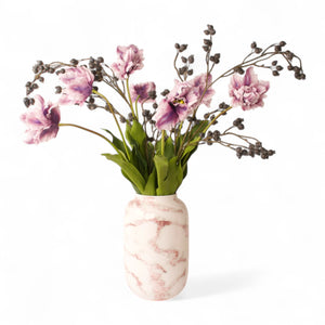 Boeket kunsttulpen op vaas in de kleur lila gebonden met blauwe bessen met een metalen vaas met rode marmer look - WinQ