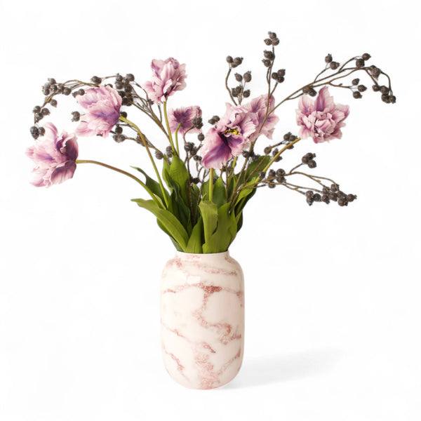 Boeket kunsttulpen op vaas in de kleur lila gebonden met blauwe bessen met een metalen vaas met rode marmer look - WinQ
