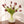 glasvaas met 15 kunsttulpen in mauve op een houten tafel- Win