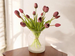 glasvaas met 15 kunsttulpen in mauve op een houten tafel- Win