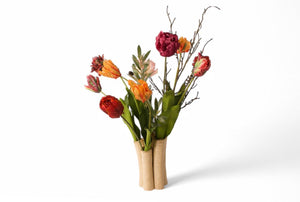 tulpenvaas met diverse kleuren en soorten kunsttulpen in rood, oranje, paars en roze afgewerkt met twijgen -WinQ